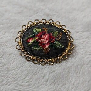 #458 VINTAGE Gold tone floral brooch